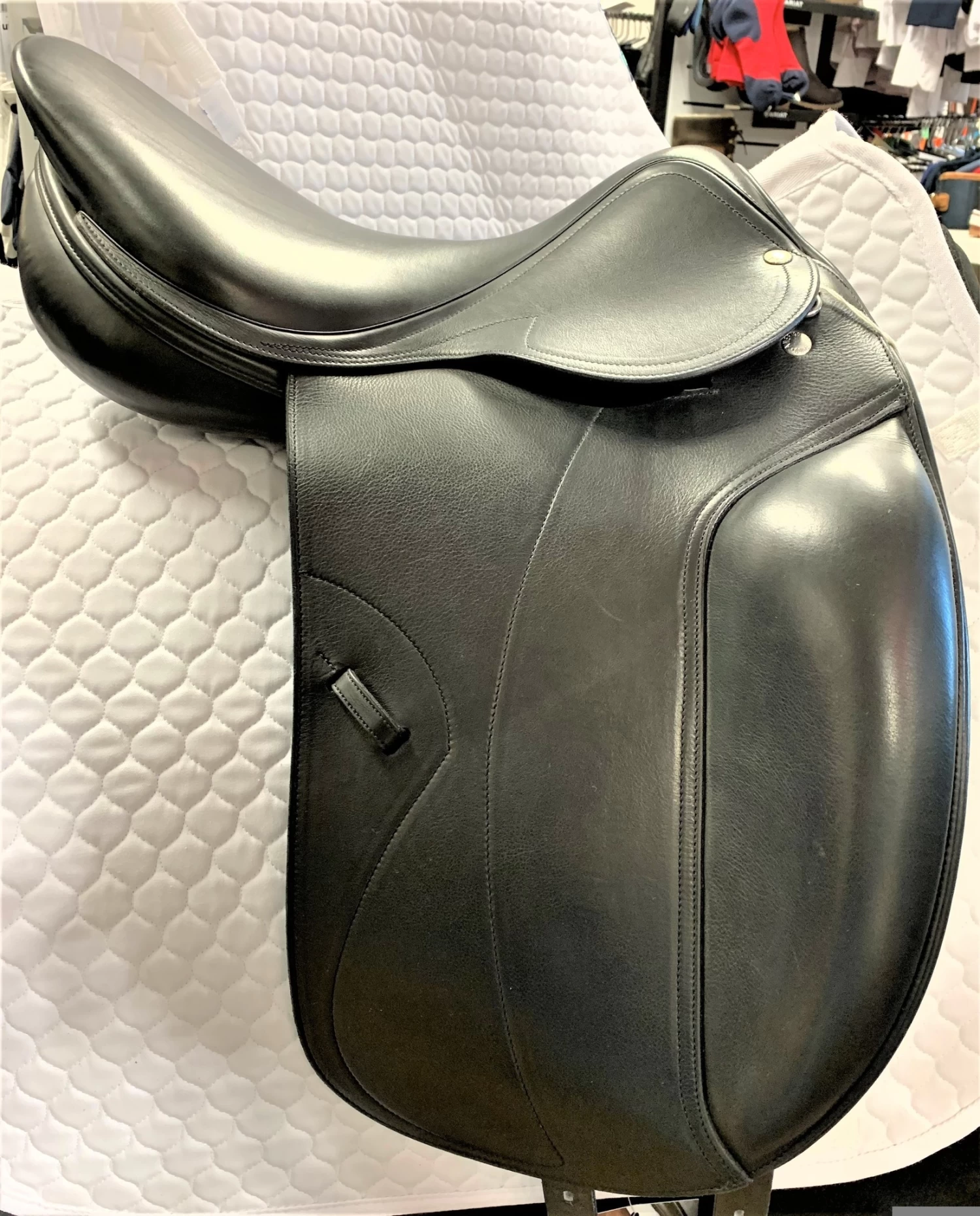 Amerigo Close Contact Flat Seat Dressage Saddle 17 " XW Black Ex Demo 1 Amerigo Close Contact Flat Seat Dressage Saddle 17 " XW Black Ex Demo