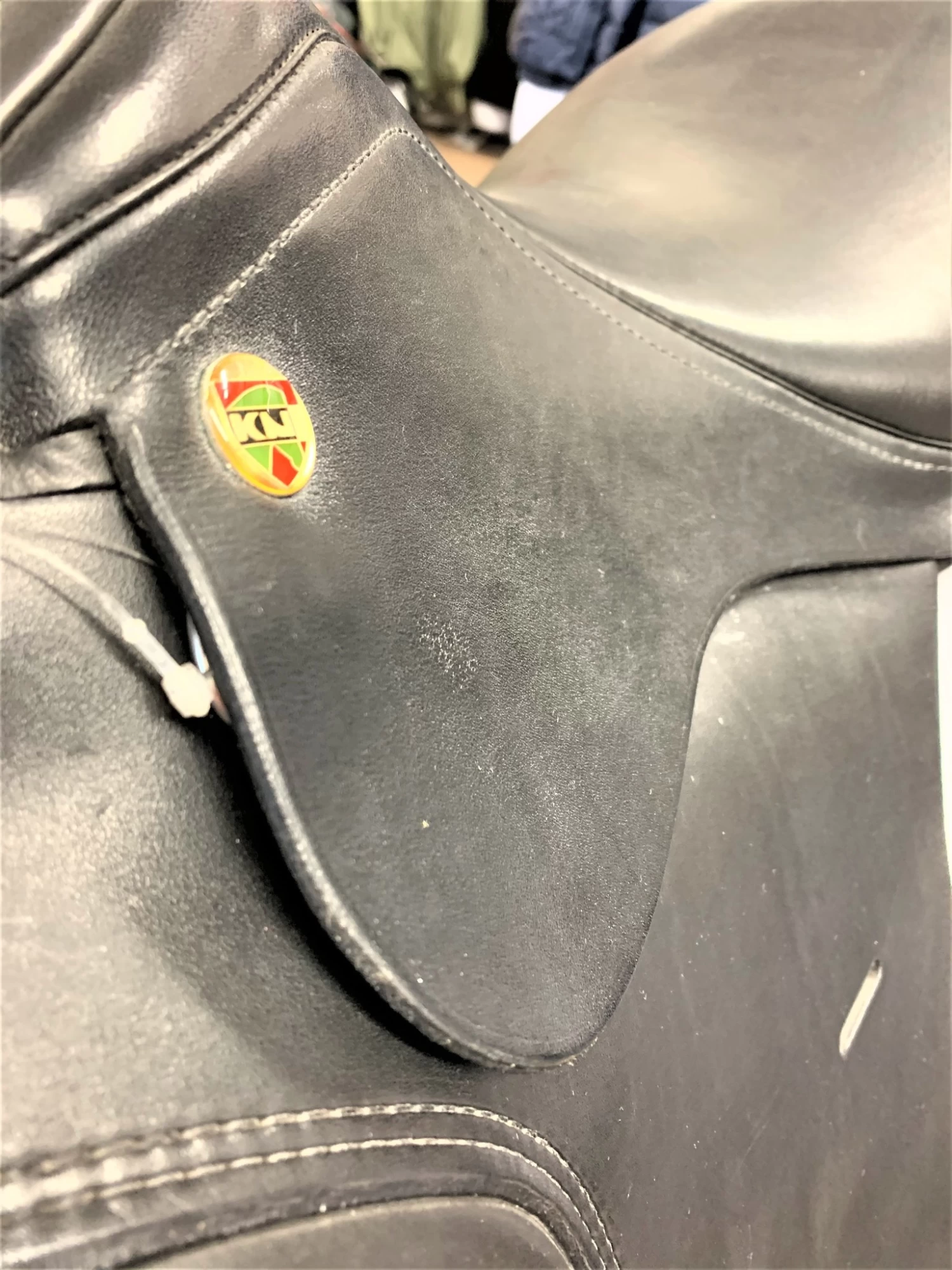 KN Symphonie Dressage Saddle 17" M Black Ex Demo 4 KN Symphonie Dressage Saddle 17" M Black Ex Demo - Image 4